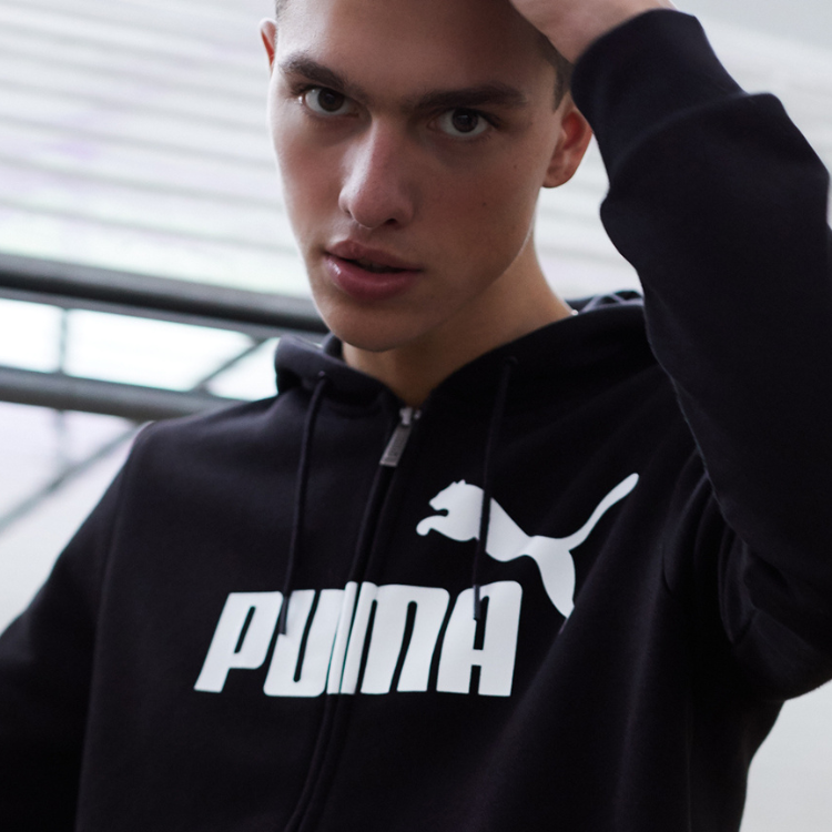 Van welk materiaal worden Puma trainingspakken gemaakt?